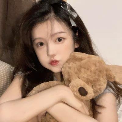 落在她身边